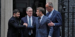 Ο Ουκρανός Πρόεδρος Βολοντίμιρ Ζελένσκι, αριστερά, με τον Βρετανό Πρωθυπουργό Κιρ Στάρμερ, τον Γάλλο Πρόεδρο Εμανουέλ Μακρόν και τον Γερμανό Καγκελάριο Φρίντριχ Μερτς, στην πόρτα του αριθμού 10 της Ντάουνινγκ Στριτ, στο Λονδίνο 