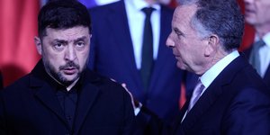 Ο Ουκρανός πρόεδρος Βολοντίμιρ Ζελένσκι με τον Αμερικανό διαπραγματευτή Στιβ Γουίκοφ στο Βερολίνο 