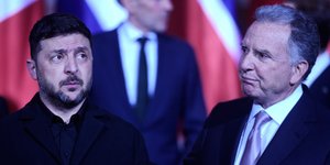 Ο Πρόεδρος της Ουκρανίας, Βολοντίμιρ Ζελένσκι, αριστερά, και ο Στιβ Γουίτκοφ, ειδικός απεσταλμένος των Ηνωμένων Πολιτειών σε συνάντηση στο Βερολίνο