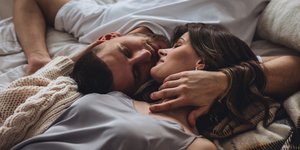 Ζευγάρι στο κρεβάτι 