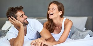 Ζευγάρι χαρούμενο στο κρεβάτι