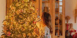 Κοπέλα στολίζει το δέντρο