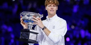 Ο Πρεσβευτής της Rolex, Jannik Sinner, σηκώνει για δεύτερη φορά το Norman Brookes Challenge Cup στο Australian Open 2025