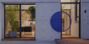 μπετόν πρόσοψη μπλε πόρτα πλέγμα μεταλλικό κατοικία Λευκωσία