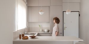 κουζίνα γυναίκα ντουλάπια σπίτι μικρό Χολαργός