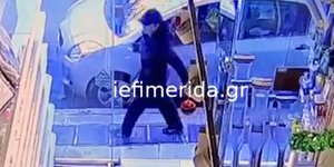 Η 16χρονη Λόρα έξω από φαρμακείο στου Ζωγράφου 