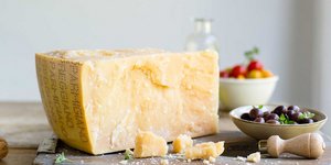 Ορισμένοι influencers προβάλλουν την παρμεζάνα ως «καθαρή πρωτεΐνη», υποστηρίζοντας ότι είναι πιο «υγιεινή» / SHUTTERSTOCK