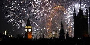 Ο πλανήτης υποδέχθηκε θεαματικά το 2026