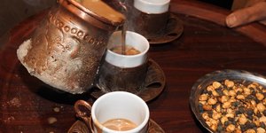 Ο μενενγκίτς ξεχωρίζει για την παχύρρευστη υφή του, τον πλούσιο αφρό και τη γεύση που θυμίζει ξηρό καρπό με ελαφριά πικράδα / SHUTTERSTOCK