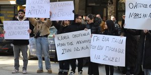 Φίλοι και συγγενείς του αδικοχαμένου 17χρονου έξω από τα δικαστήρια Σερρών