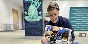 1.531 μοναδικά ζευγάρια, ένας αριθμός που ανέδειξε τον αμερικανό δημοσιογράφο ως νέο κάτοχο του ρεκόρ για τη μεγαλύτερη συλλογή καλτσών στον κόσμο / CBS