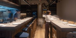 κουζίνα μπαρ σκαμπό εστιατόριο Thirio Σύνταγμα