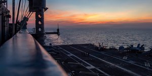 Φωτογραφία τραβηγμένη από το αμερικανικό αεροπλανοφόρο Άμπραχαμ Λίνκολν, ενώ προσεγγίζει τη Μέση Ανατολή 