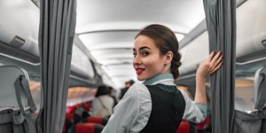 Τι είναι το Cabin Crew make-up trend στο TikTok και γιατί κάνει το μακιγιάζ να διαρκεί περισσότερο