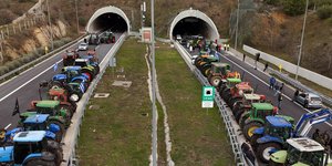 Αγρότες συγκεντρωμένοι στις σήραγγες των Τεμπών