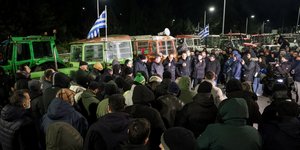 Σύσκεψη αγροτών στο μπλόκο της Νίκαιας