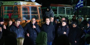 Αγρότες στο μπλόκο της Νίκαιας μετά από σύσκεψη