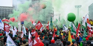 Ευρωπαίοι αγρότες διαδηλώνουν έξω από το κτίριο του Ευρωπαϊκού Κοινοβουλίου στο Στρασβούργο