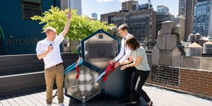 Η επαναστατική συσκευή που μετατρέπει τον αέρα και τον ήλιο σε βενζίνη