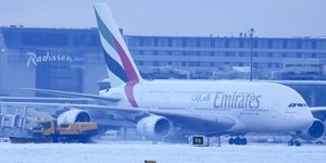 Σοβαρά προβλήματα στους δρόμους και τις αερομεταφορές από τη σφοδρή χιονόπτωση σε Γαλλία, Βρετανία και Ολλανδία