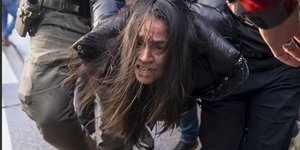 Ομοσπονδιακοί πράκτορες στη Μινεάπολη τραβούν βίαια γυναίκα με αναπηρία από το αυτοκίνητό της