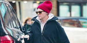 Η Έιμι Σούμερ με φόρμες και oversized μπουφάν