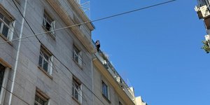 Άνδρας απειλεί να αυτοκτονήσει Ομόνοια