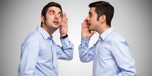 Άνδρας μιλάει στο εαυτό του