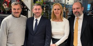 Ο Νίκος Ανδρουλάκης σε ελληνικό καφέ στην Κωνσταντινούπολη