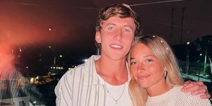 Ο Αντίνο με τη σύντροφό του