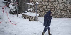 αντρας στο χιονι