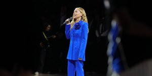 Η Βανέσα Γουίλιαμς την στιγμή που τραγουδούσε τον εθνικό ύμνο των ΗΠΑ στο Λονδίνο