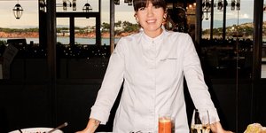 γυναίκα chef τραπέζι μπουφές sunday brunch