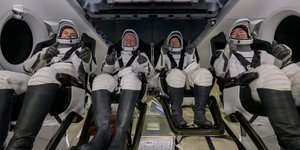 Ο Όλεγκ Πλατόνοφ της Roscosmos, μαζί με τους αστροναύτες της NASA Μάικ Φίνκε και Ζένα Κάρντμαν και τον Κιμίγια Γιούι της JAXA, μέσα στο SpaceX Dragon Endeavour μετά την προσθαλάσσωση στον Ειρηνικό, ανοιχτά της Καλιφόρνιας (15 Ιανουαρίου 2026)