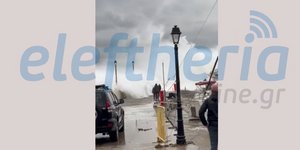 Η στιγμή που τα τεράστια κύματα παρασύρουν τον άτυχο λιμενικό στο Άστρος 