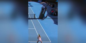 Η στιγμή που ένα ball kid καταρρέει στο Australian Open