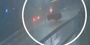 Η στιγμή που ανεμοστρόβιλος ανατρέπει εν κινήσει αυτοκίνητο