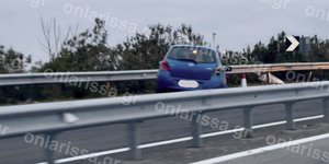 Το αυτοκίνητο που έπεσε σε προστατευτικές μπάρες στη Λάρισα