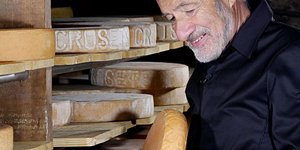 Για γενιές, οι κάτοικοι ενός ελβετικού χωριού συνήθιζαν να φυλάσσουν έναν ολόκληρο κεφάλι τυριού για την ίδια τους την κηδεία / FACEBOOK