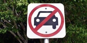 Πινακίδα απαγόρευσης αυτοκινήτων 