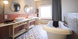 Αρχιτέκτονας αποκαλύπτει πώς ένα μικρό μπάνιο δείχνει μεγαλύτερο και πιο κομψό