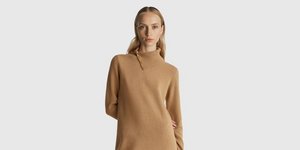 Το πλεκτό φόρεμα από τα Benetton που κυκλοφορεί σε τρία χρώματα και είναι σε έκπτωση