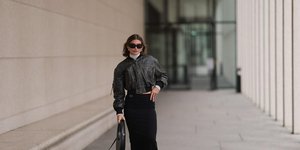 10 bomber jackets που ταιριάζουν με φόρεμα και φούστα -Το απόλυτο must-have για all-day εμφανίσεις