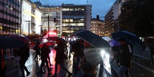 Κόσμος με ομπρέλες στην Αθήνα