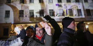 Βούλγαροι ποζάρουν με χαρτονομίσματα του ευρώ μπροστά το μέγαρο της Εθνικής Τράπεζας της Βουλγαρίας στη Σόφια