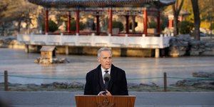 O Μαρκ Κάρνεϊ στη Κίνα