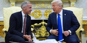 Μαρκ Κάρνεϊ και Ντόναλντ Τραμπ