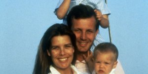 Η Καρολίνα του Μονακό με τον Στέφανο Κασιράγκι και τα δύο από τα τρία τους παιδιά, Ανδρέα Κασιράγκι (πάνω) και Σαρλότ Κασιράγκι το 1987