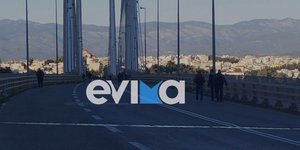 Οδηγοί περπατούν πεζοί στη γέφυρα της Χαλκίδας