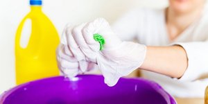 Καθαρίζοντας στο σπίτι με χλωρίνη